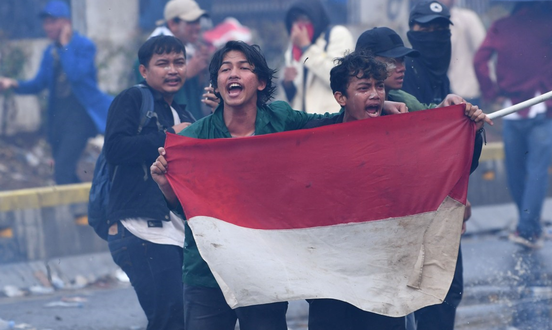 Kontroversi dan Kekerasan – Mahasiswa Demo Pakai Parang, Bupati Halmehera Utara Dipanggil Polisi