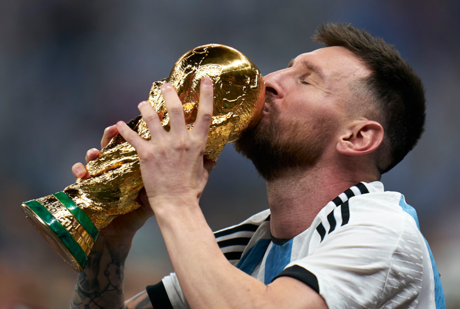 MENGUAK KEAJAIBAN LIONEL MESSI: PERJALANAN PRESTASI SEORANG LEGENDA SEPAK BOLA Screenshot 2024-06-24 201442