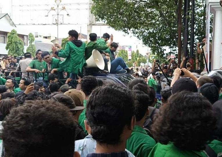 Demo Kawal Putusan MK, Ribuan Mahasiswa Baku Pukul dengan Polisi di Lhokseumawe