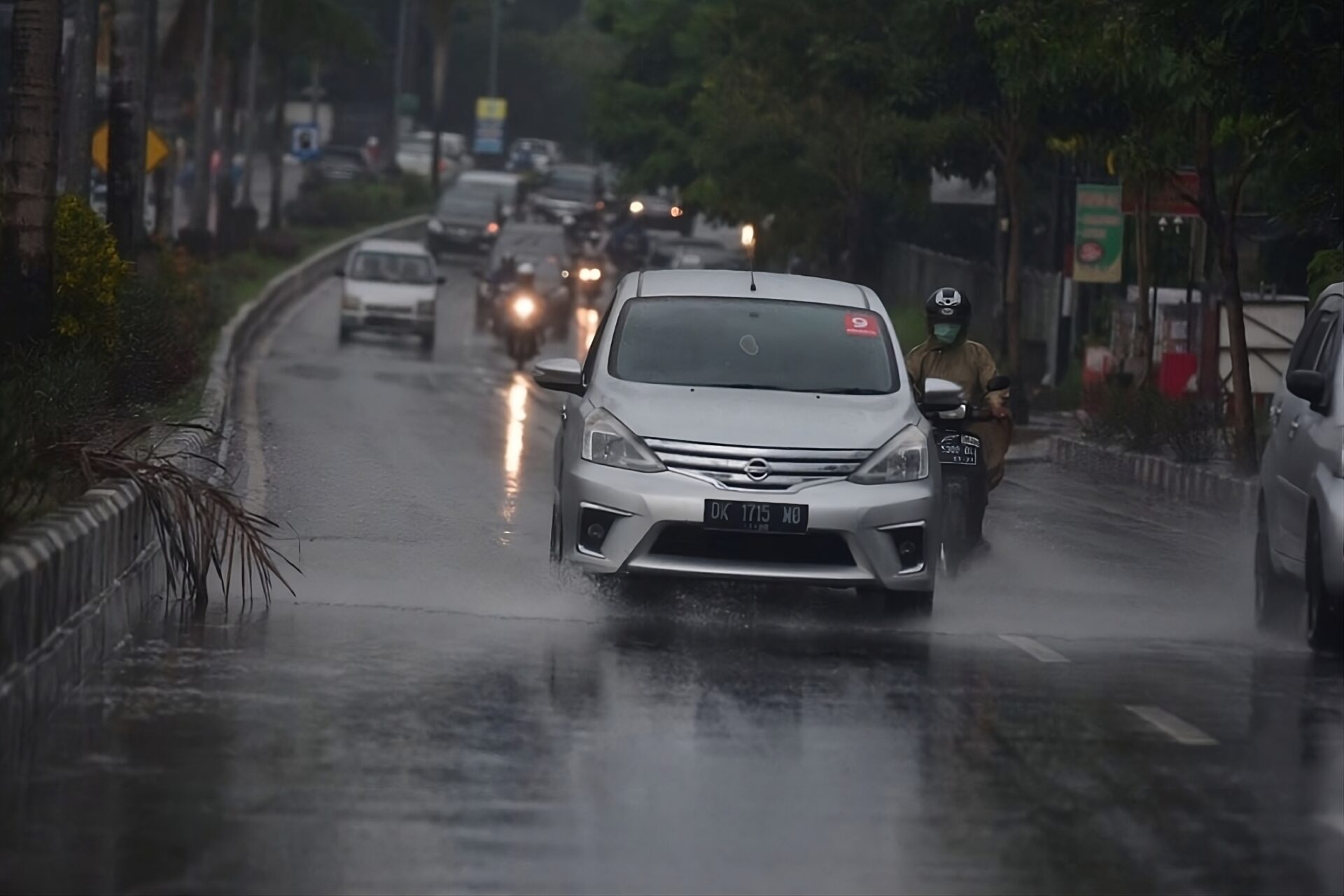 Keuntungan Sewa Mobil untuk Pengemudi Ojek Online saat Musim Hujan